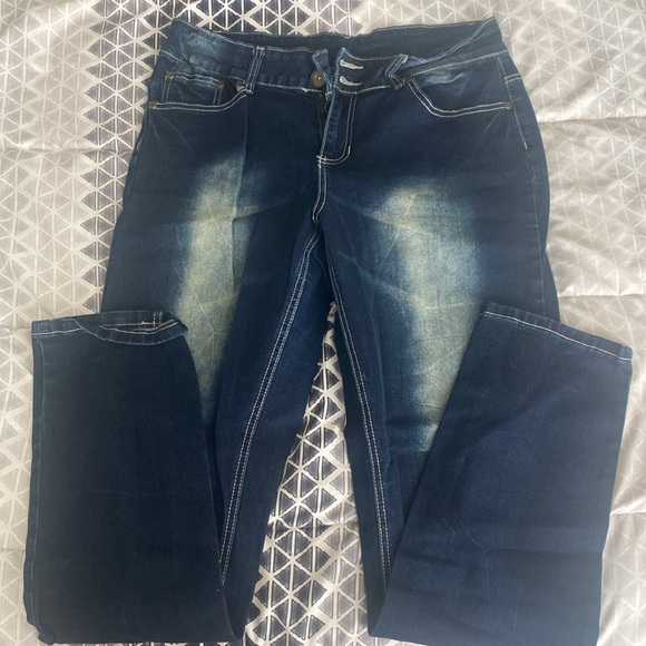 JW Women’s Stretchy Jeans - Picture 2 of 3